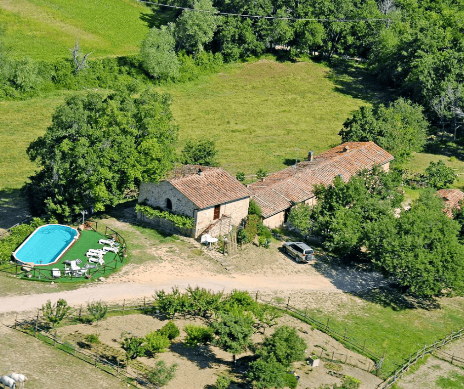 Casale con piscina immerso nella campagna toscana