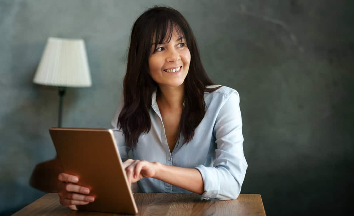 Federica Audiberti al lavoro con un tablet