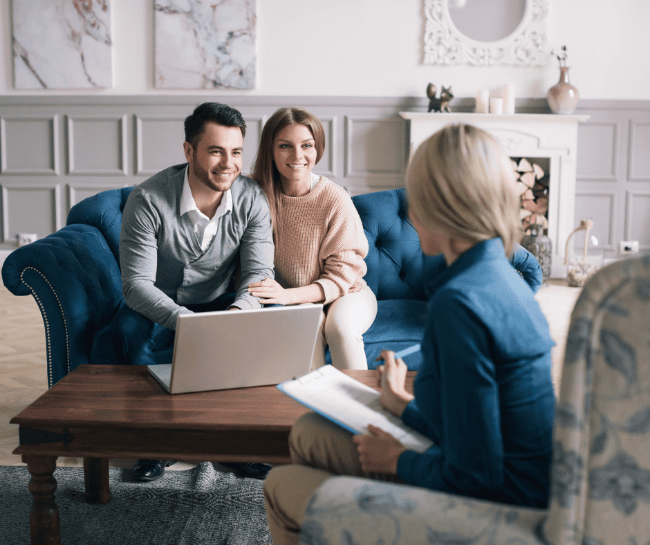 Consulente immobiliare a colloquio con una coppia