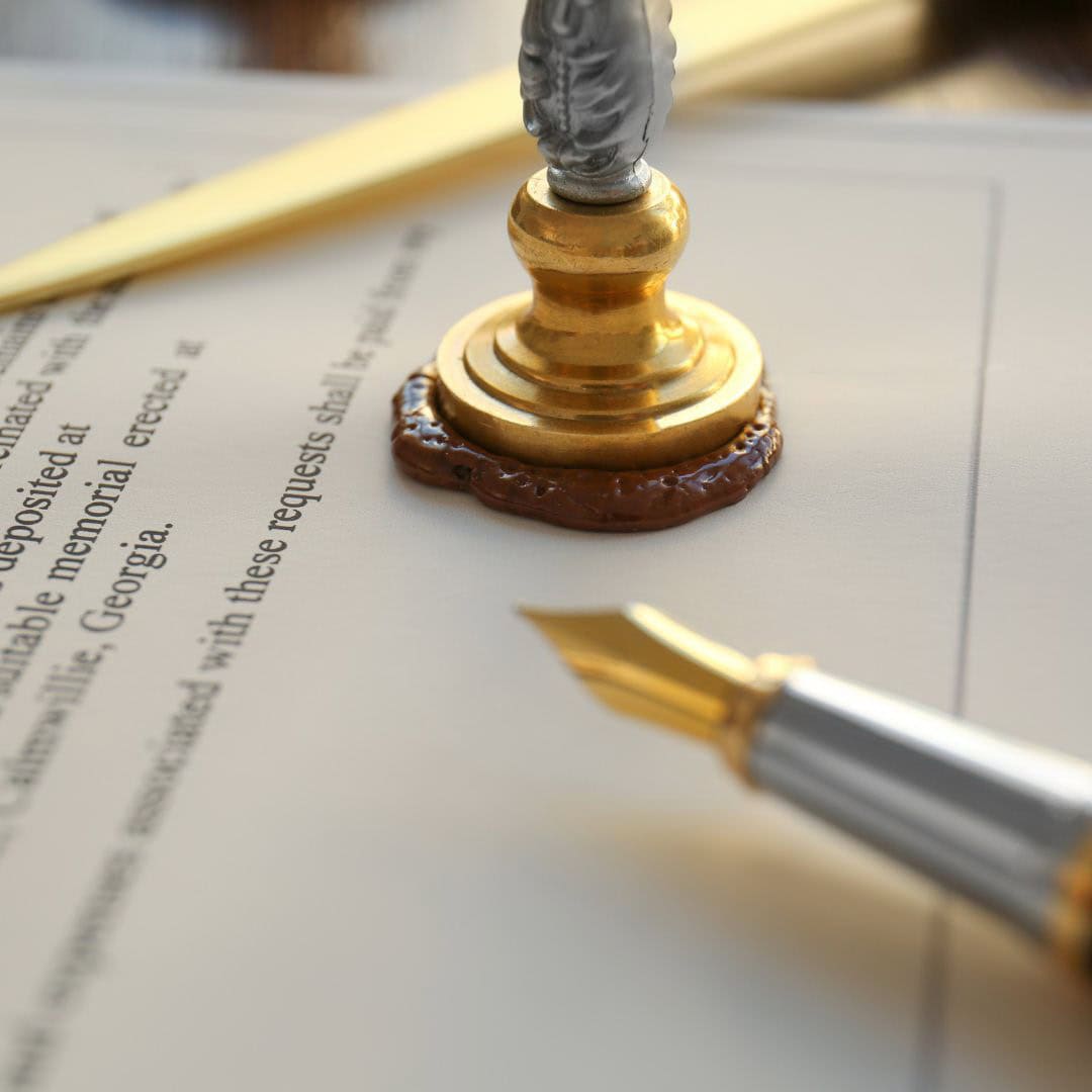 Timbro notarile e penna stilografica su un documento