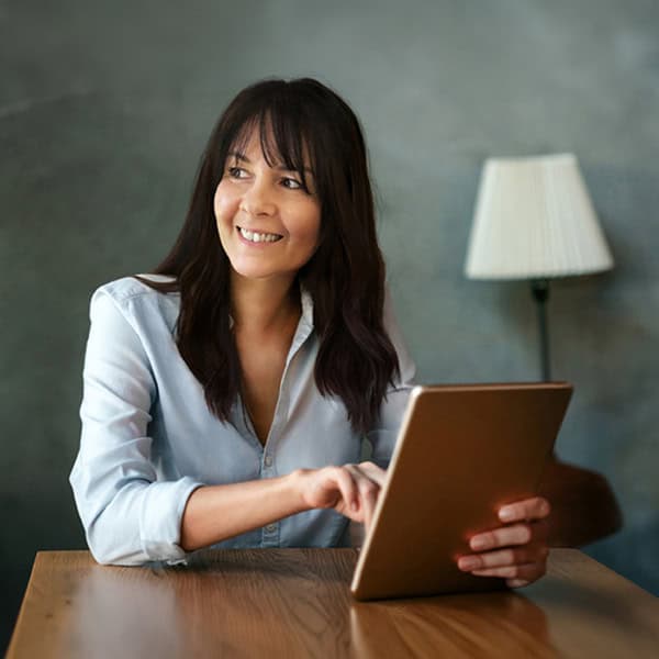 Federica Audiberti, consulente immobiliare, nel suo ufficio con un tablet