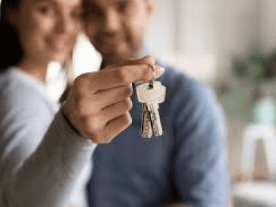 Coppia con le chiavi della prima casa