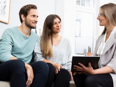 Consulente immobiliare a colloquio con una giovane coppia