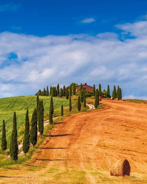 Strada bianca tra i cipressi nella campagna toscana