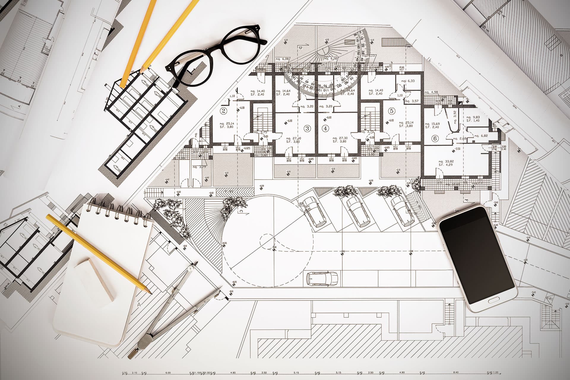 Planimetria catastale con strumenti da disegno