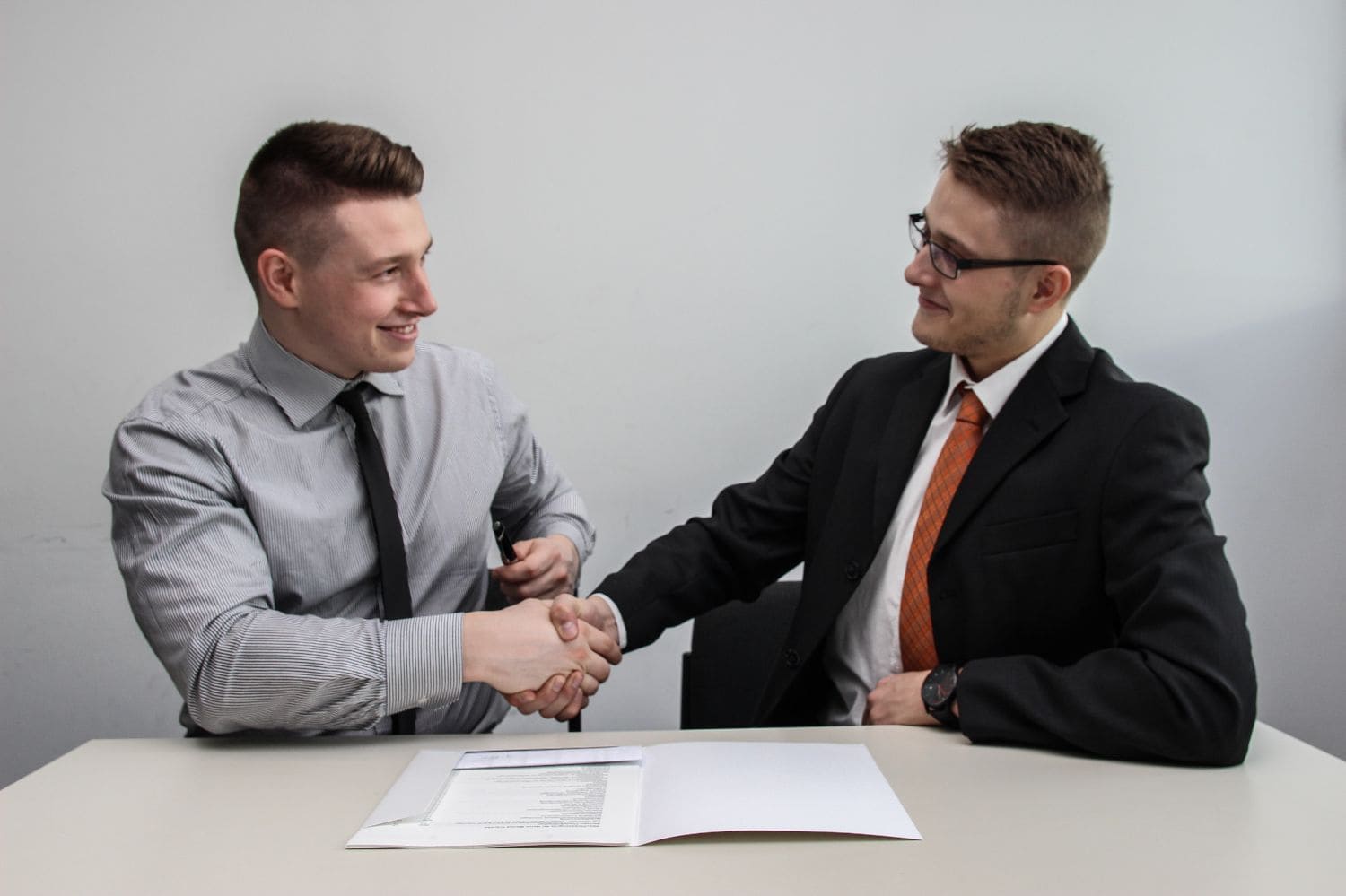 Stretta di mano tra due professionisti dopo un accordo